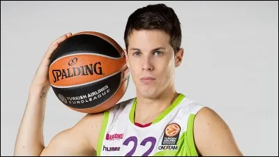 Le 22 juin 2017, dans quel club s'engage-t-il pour deux ans et un contrat d'environ 2,5 millions d'euros ?