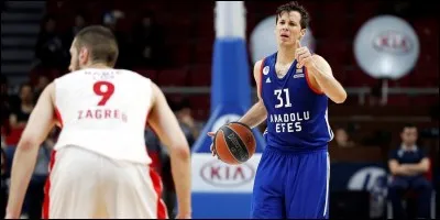 A quel poste évolue-t-il ?