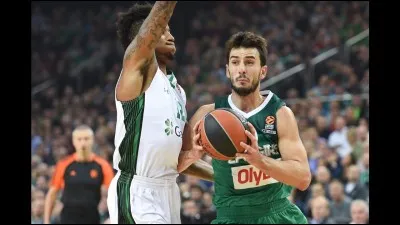 A quel poste joue-t-il ?