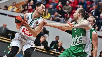 Dans quel club évolue-t-il de 2010 à 2012 ?