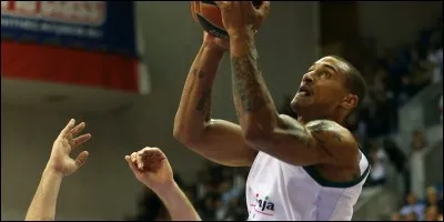 En 2007, dans quel club signe-t-il un contrat ?