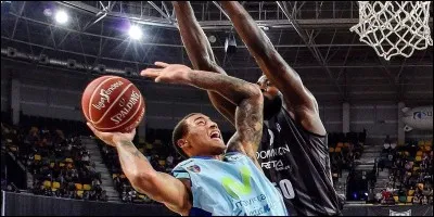 En juin 2017, dans quel club signe-t-il un contrat ?