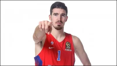 Outre ses qualités d'arrière, à quel poste Nando joue-t-il également ?