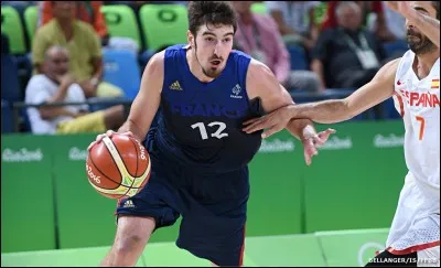 En 2000, dans quel club joue-t-il deux saisons ?