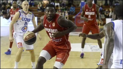 En juillet 2017, dans quel club signe-t-il un contrat ?