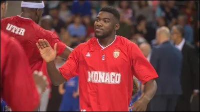 Au basket, à quel poste évolue-t-il ?