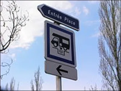 Ce panneau indique la présence d'une aire pour camping-car.