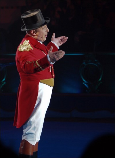 Dans le monde du cirque, Monsieur Loyal est le maître de la piste, le chef d'orchestre des numéros.