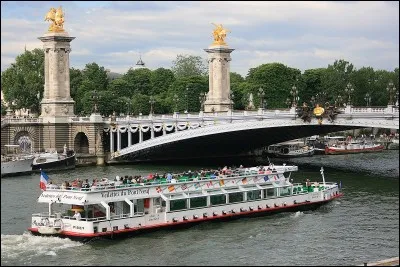 Ce bateau est un bateau-mouche, on peut en trouver à Nantes, sur la Loire.
