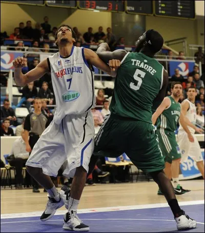 Quel club l'invite souvent aux ligues d'été ?