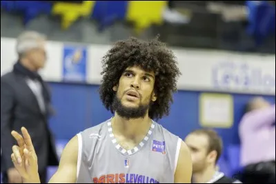 Au basket, à quel poste joue-t-il ?