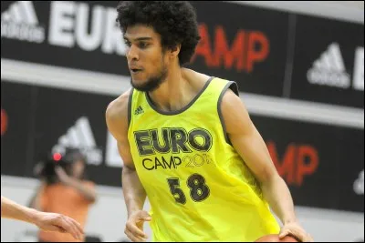 De 2013 à 2017, dans quel club joue-t-il ?