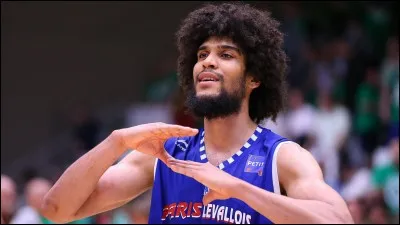 En juillet 2017, dans quel club signe-t-il un contrat pour deux ans ?