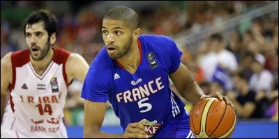 Quel numéro Nicolas Batum porte-t-il en jouant au Hornets de Charlotte ?
