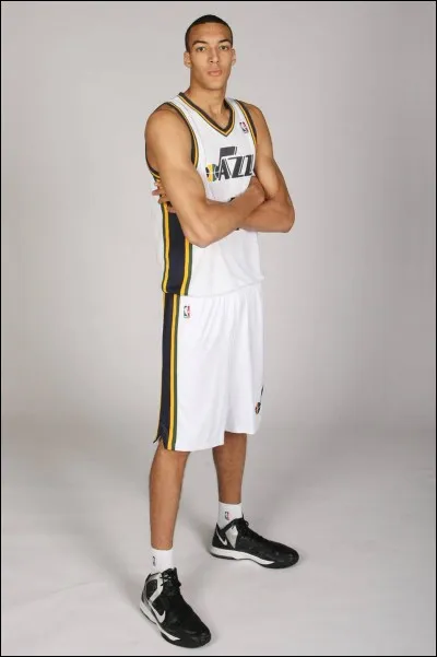 Dans quel club joue-t-il depuis 2013 ?