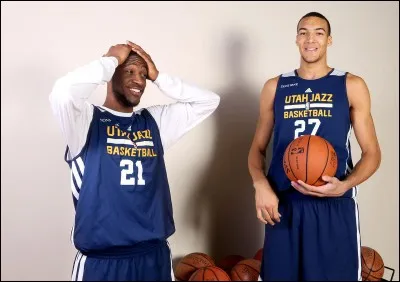 En attaque, il est considéré comme étant un joueur limité en dehors de la raquette.