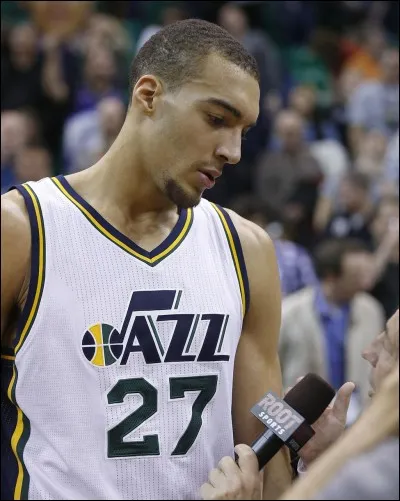 Rudy est essentiellement capable de dunks ou de tirs près du cercle.