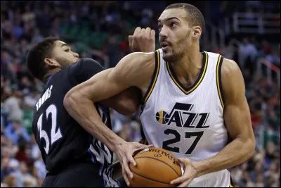 A quel poste joue-t-il ?