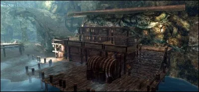 Dans la quête suivante, vous devez prendre en filature Gulum-Ei (votre futur receleur de la ville de Solitude) dans les entrepôts de la compagnie de l'Empire oriental. 
Parmi ces quatre personnages, lequel est Gulum-Ei ?