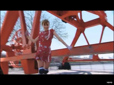 Comment s'appelle la rousse de la photo ?