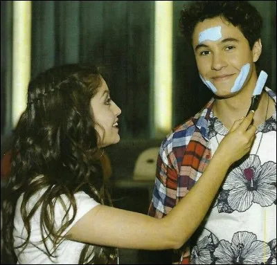 Pourquoi Simón est-il rempli de peinture sur sa tête ?