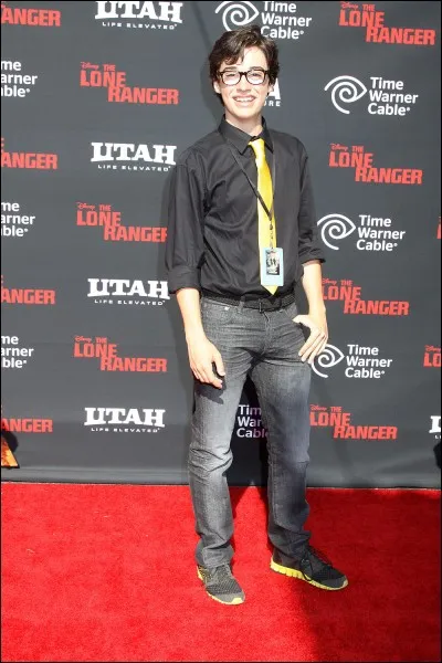 Dans son nouveau lycée en Californie, il se crée un alter ego cool et rebelle qu'il baptise :