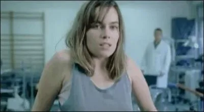 Dans la pub "Orange - Internet", combien de médecins sont présents pour aider la jeune femme à marcher dans "Un combat" ?