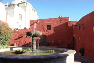 Santa Catalina (1580), le plus grand couvent du monde, se trouve dans la ville de :