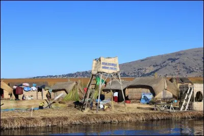 Près de quelle ville sont situées les îles flottantes los Uros?