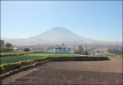 À quelle hauteur culmine le stratovolcan El Misti ?