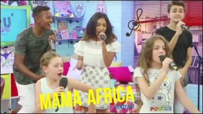 Qui commence à chanter dans le clip "Mama Africa" ?
