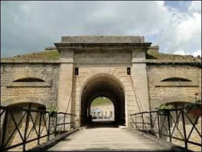 Nous sommes devant le fort de Bourlémont, à Mont-lès-Neufchâteau. Village du Grand-Est, il se situe dans le département ...