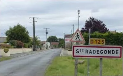 Nous partons en Nouvelle-Aquitaine, à Sainte-Radegonde. Commune de l'arrondissement de Saintes, elle se situe dans le département ...