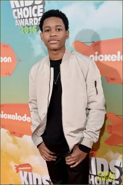 Léo est amoureux de...