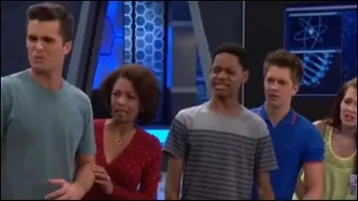 Comment se nomme la principale du lycée ?