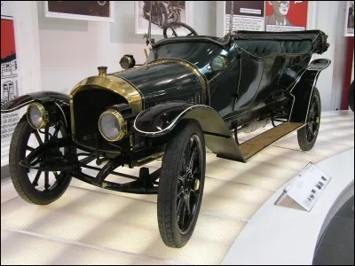 Je suis né en 1867 à Dearborn aux États-Unis et je suis mort en 1947 à Dearborn. En 1908, je produis la première voiture de grande série. Qui suis-je ?