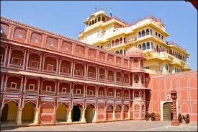 Laquelle de ces villes n'est pas surnommée "la ville rose" ?