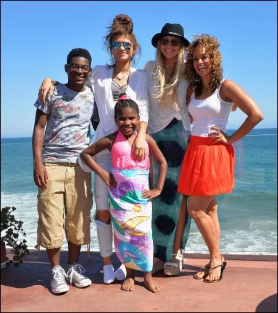 Pour qui travaillent la tante et l'oncle d'Ernie et K.C ?