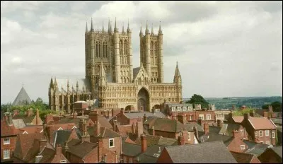 Quel édifice bat la pyramide de Khéops dans la course au bâtiment le plus haut du monde en 1311 ?