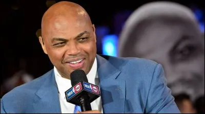 Qui Charles Barkley a-t-il décrit lors de son discours d'intronisation comme son second père ?