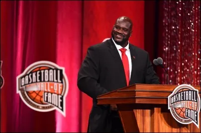 Qui Shaquille O'Neal a-t-il encensé, entre autres, lors de son discours d'intronisation ?