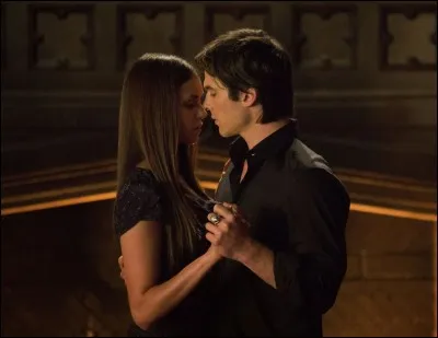 Qui a découvert qu'Elena est asservie à Damon ?