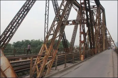 En quelle année fut mis en service le pont Paul Doumer sis à Hanoi, et toujours en fonctionnement ?