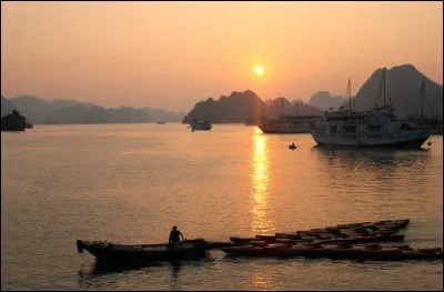 Combien d'îles compte la baie d'Ha Long ?