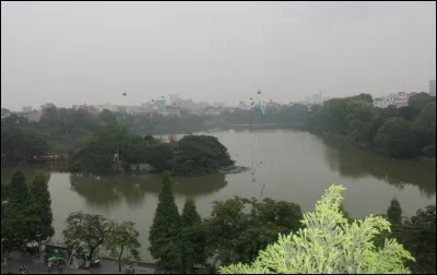 Dans quelle ville se trouve le lac de l'Épée restituée ?