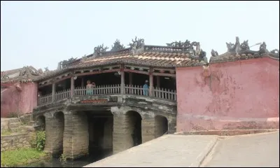 Dans quelle ville se trouve le pont pagode japonais (1593) ?