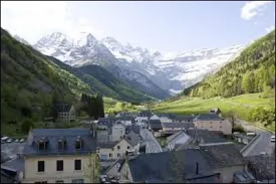 Je vous propose de partir maintenant &agrave; la d&eacute;couverte de Gavarnie. Village d'Occitanie, connue pour son cirque (en arri&egrave;re-plan), il se situe dans le d&eacute;partement ...