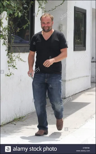 Jerry Russo a gagné la compétition famille et a donc obtenu tous les pouvoirs mais les a abandonnés pour se marier avec Theresa. A qui les a-t-il donc donnés ?