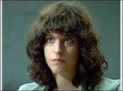 Lorsqu'elle se prenait pour une vedette de t&eacute;l&eacute;-r&eacute;alit&eacute;, comment &eacute;tait cens&eacute;e s'appeler Jenny ?