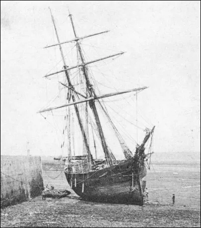 Quel type de navigation consiste à voyager de port en port ou de cap en cap en évitant de s'éloigner des côtes ?